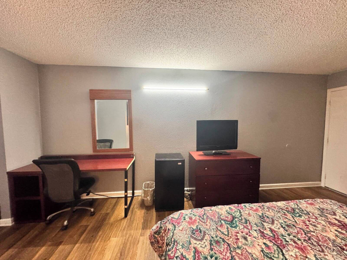 Bedroom 3, Economy Inn Sweetwater I-75, Monroe