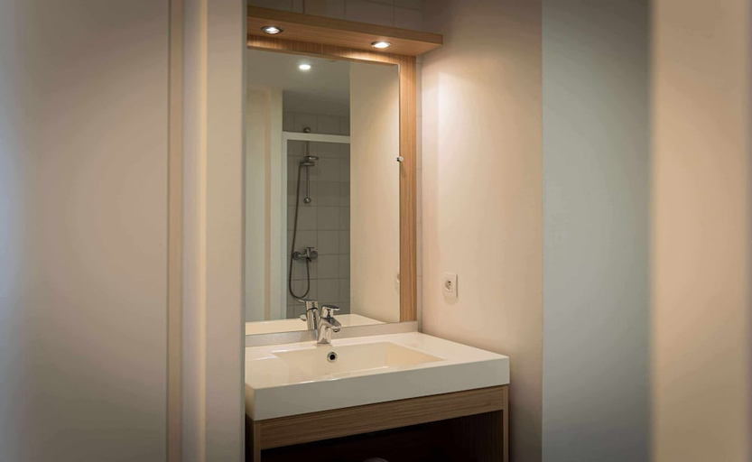 Bathroom 4, Aparthotel Adagio Access Le Havre Les Docks, Seine-Maritime
