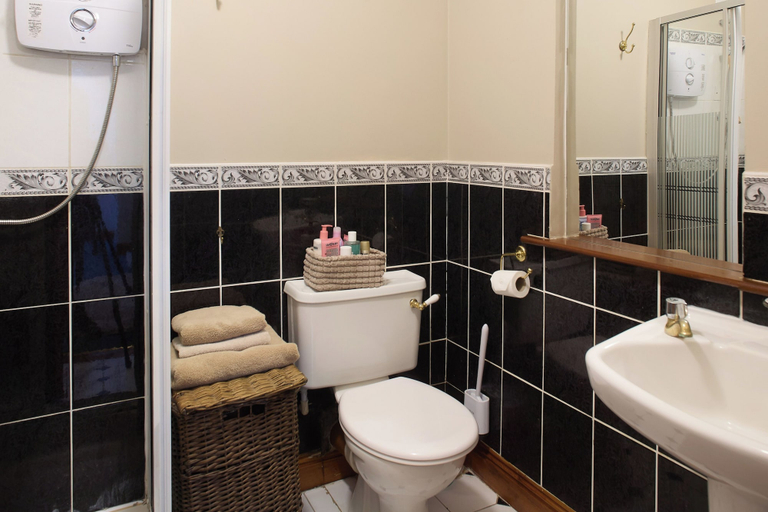 Bathroom, 2 Bedroom Apartment - Free Parking & Garden
