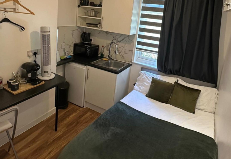Room 5, 6 Bed House Sleeps 16 - Central London, Parking, London