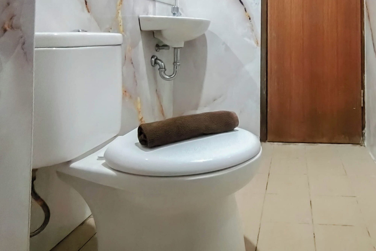Bathroom 3, Functional And Cozy 2Br Apartment At Vida View Makassar, Makassar
