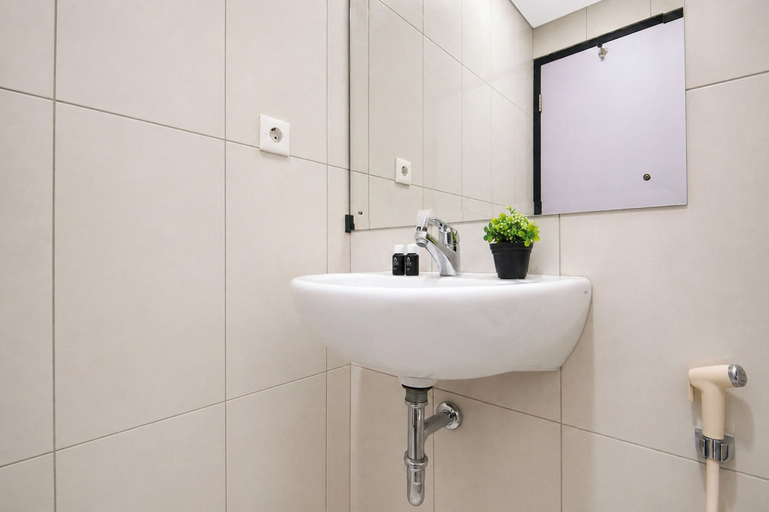 Bathroom, Compact Design Studio For 2 Pax At Nifarro Park Apartment, Jakarta Selatan