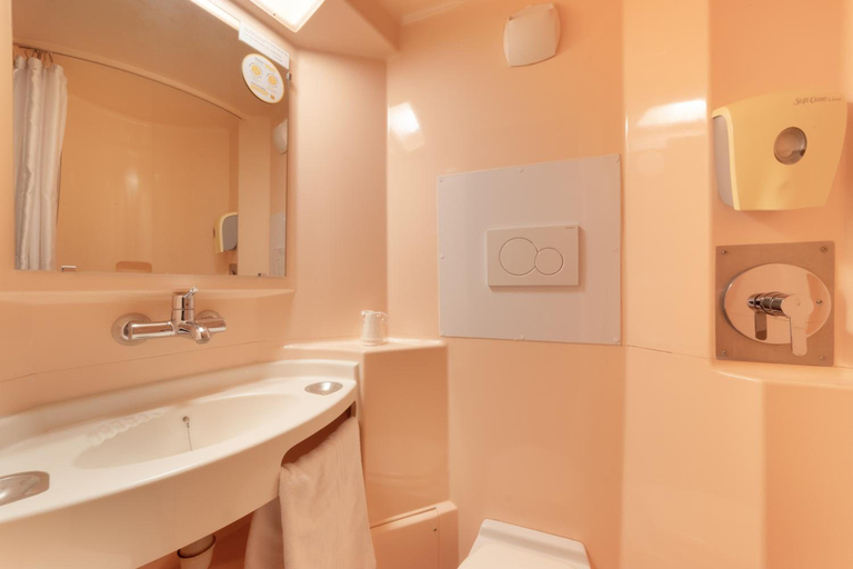 Bathroom 5, Premiere Classe Avignon Sud - Parc des Expositions, Vaucluse