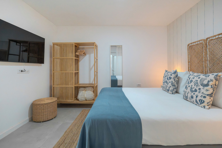 Room 2, Cozy Apartment Rental in Guargacho, Spain - Ideal Family Stay, Santa Cruz de Tenerife