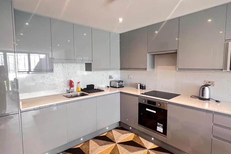 Private kitchen, London Luxury Self-catering Apt With Sleep 6, London