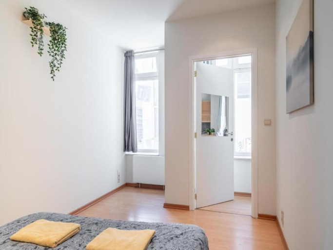 Room, Lively City Getaway for 10 Near Meir, Antwerpen