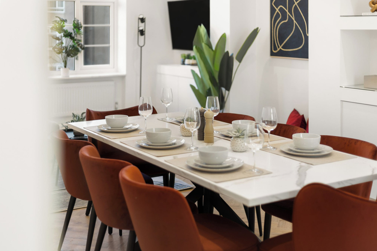 Dining 4, Apartment - Sleeps 8 - Golders Green 10 mins, London