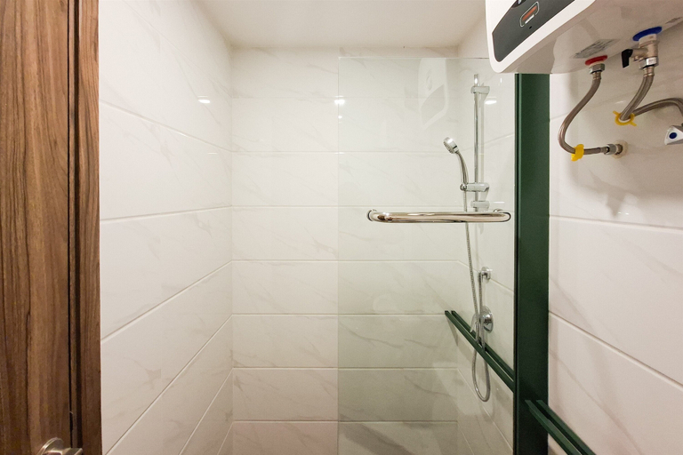 Bathroom 2, Stellar Living Studio At Sky House Bsd, Tangerang