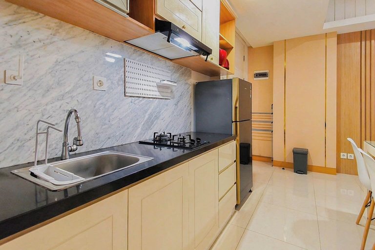 Private kitchen 3, Tranquil 2Br Direct Access To Mall At Benson Supermall Mansion Apartment, Surabaya