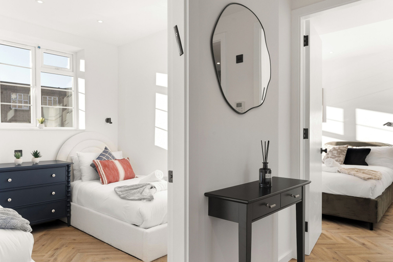 Room 5, Apartment - Sleeps 8 - Golders Green 10 mins, London