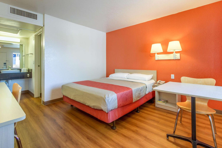 Bedroom 3, Motel 6 Phoenix North - Bell Road, Maricopa