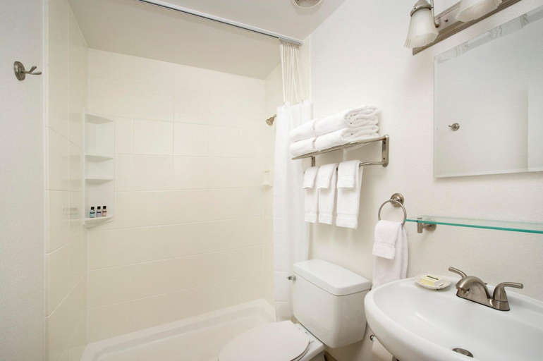 Bathroom 4, Park Lane Suites and Inn, Multnomah