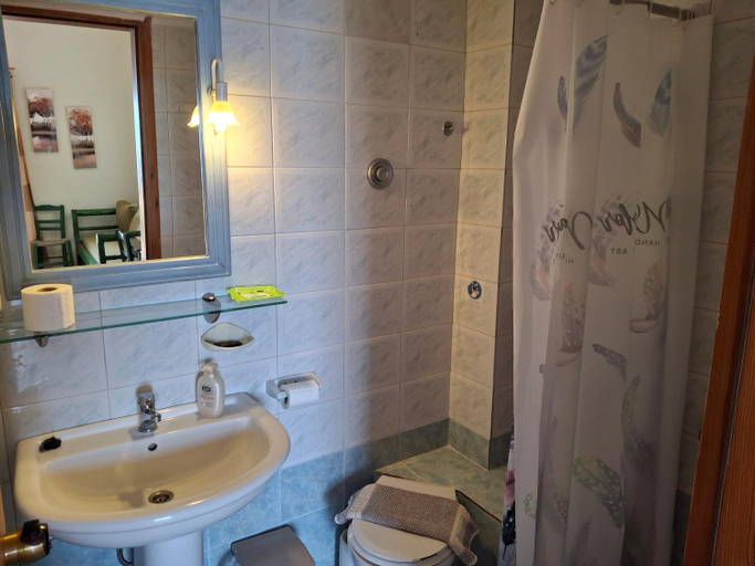 Bathroom 2, Golden Sun Apartments, Crete