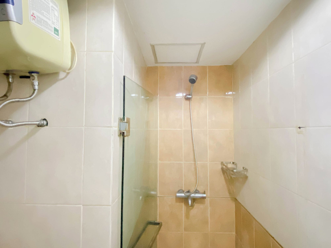 Bathroom 2, 2 Pax Serene Studio At Tamansari Sudirman Apartment, Jakarta Selatan