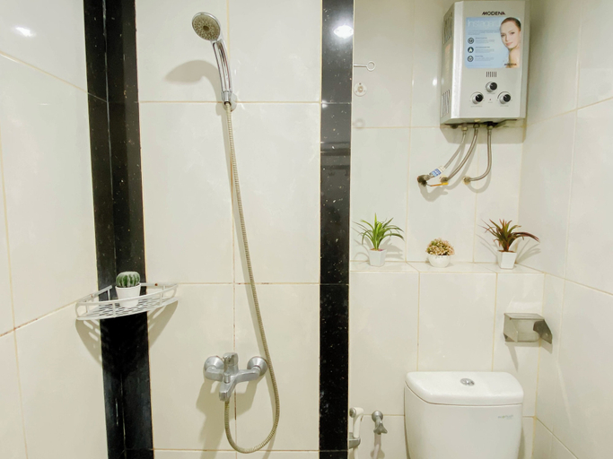 Bathroom 5, Chic And Classic 1Br At Apartment Grand Kamala Lagoon, Bekasi