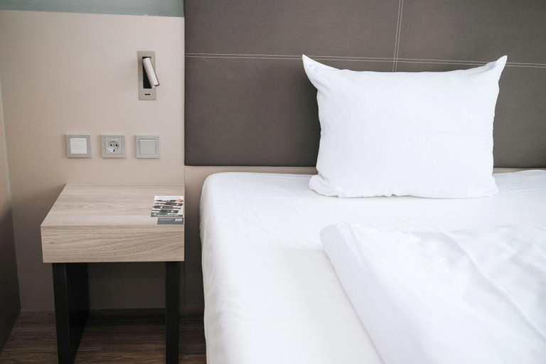 Bedroom 4, Feringapark Hotel by Coffee Fellows Hotels, München