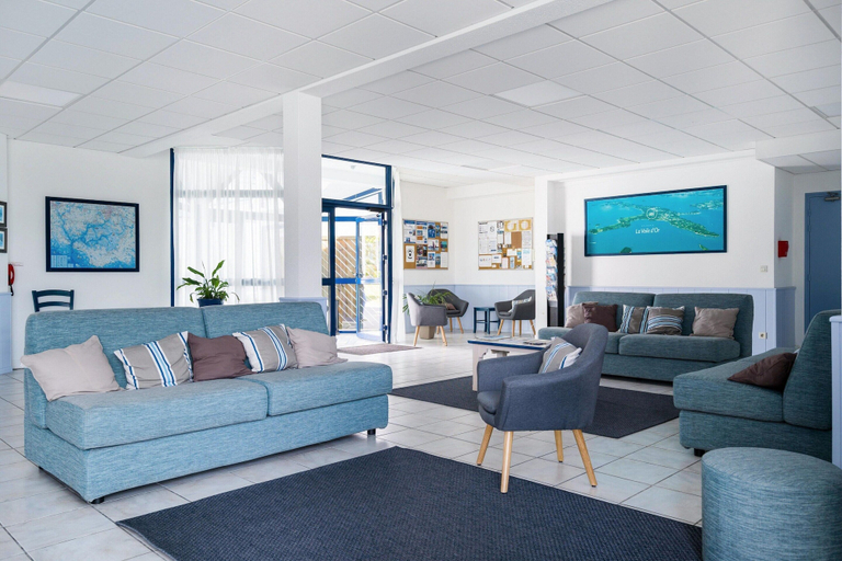 Living area 5, Scenic 6-person Duplex Retreat, Morbihan