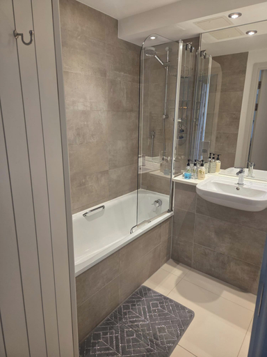 Bathroom 3, Cosy Retreat in Gloucester, Gloucestershire