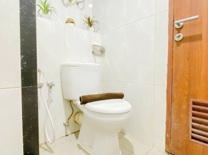 Bathroom 2, Chic And Classic 1Br At Apartment Grand Kamala Lagoon, Bekasi