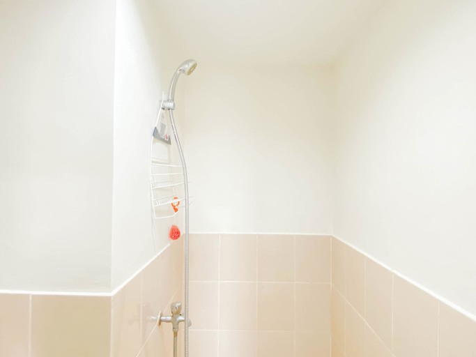 Bathroom, Simply Studio Room At Podomoro Golf View Apartment, Bogor