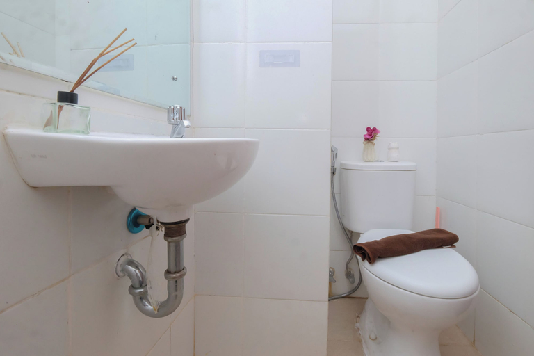 Bathroom 3, Homey And Minimalist Studio Room At Apartment Vittoria Residence, Jakarta Barat