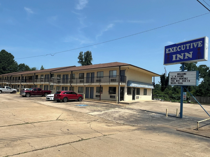 Exterior & Views 2, Executive Inn, Gregg