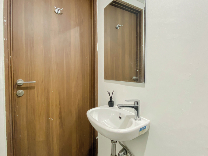 Bathroom 5, Minimalist And Airy Studio Apartment At Royal Sentul Park, Bogor