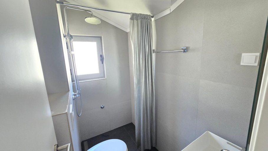 Bathroom 2, Vele House Walk to Beach