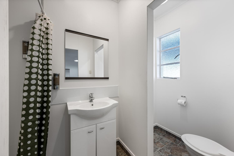 Bathroom 3, Bings Motel, Marlborough