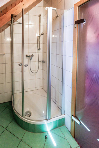 Bathroom 3, Hinterhauensteinhof, Ortenaukreis