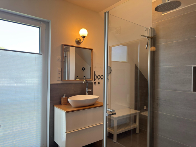 Bathroom 5, Moderne Ferienwohnung mit Sauna & Terrasse, Wesermarsch