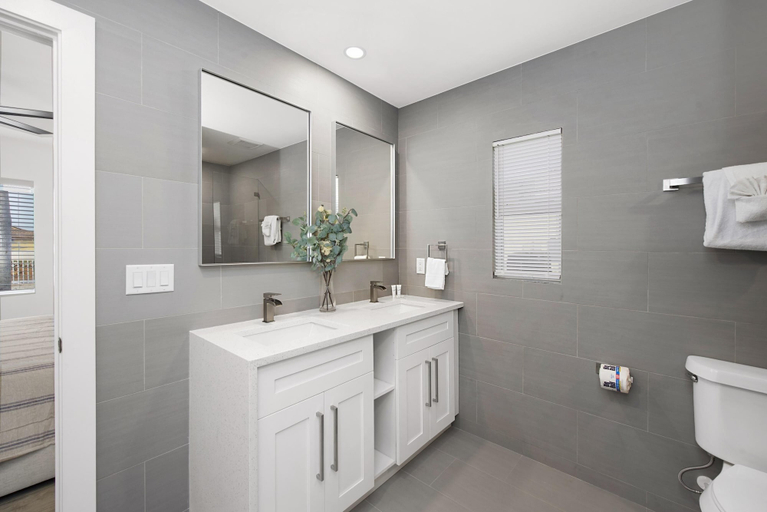 Bathroom 4, The Pink Lily, Lee