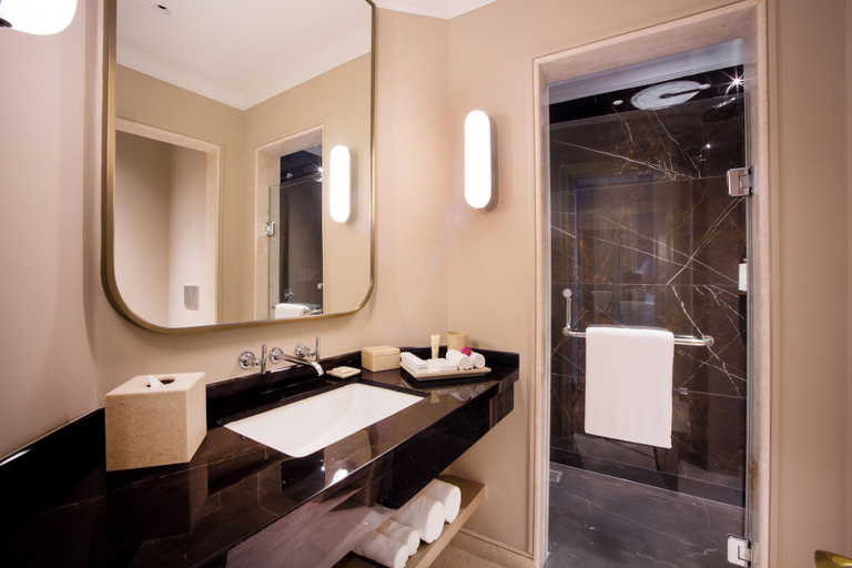 Bathroom 5, DLF Club 4, Gurgaon