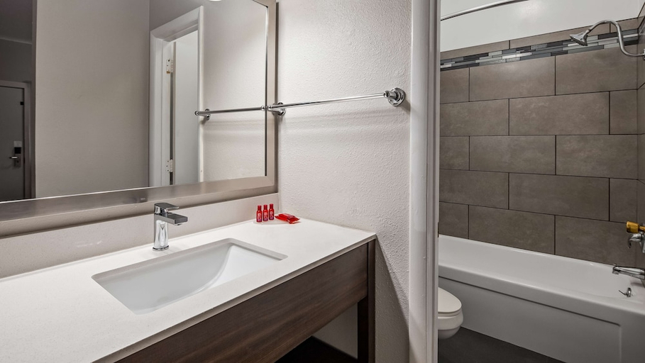 Bathroom 4, SureStay Hotel by Best Western Findlay, Hancock