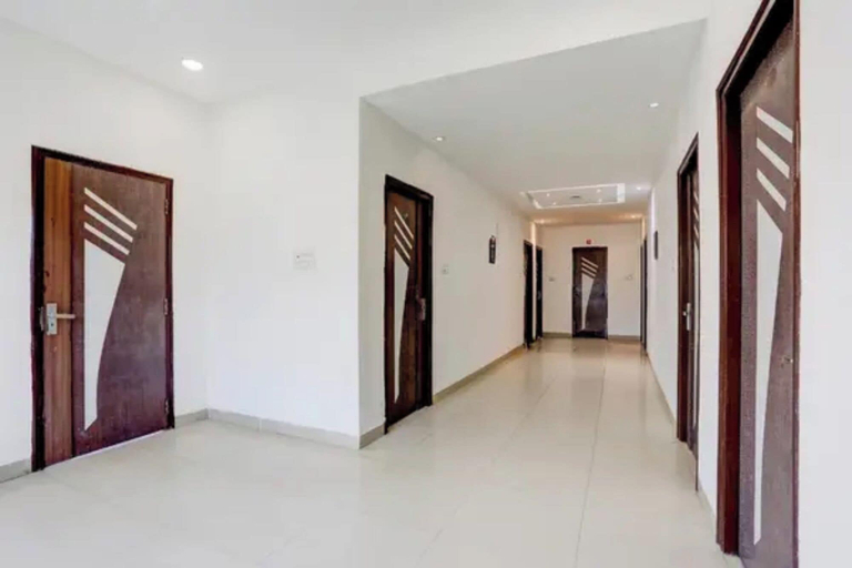Lobby 5, Fabhotel La Banian, Indore