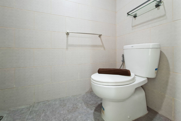 Bathroom 4, Bright And Cozy Studio Room At Apartment Samesta Mahata Serpong, South Tangerang
