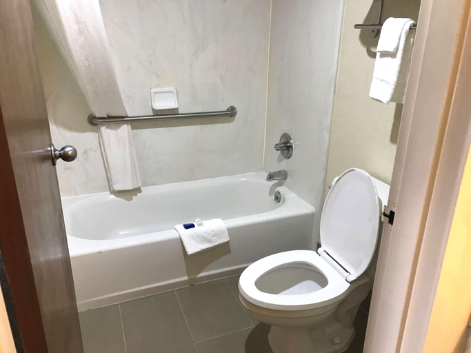 Bathroom 4, Best Western Inn & Suites, Peach