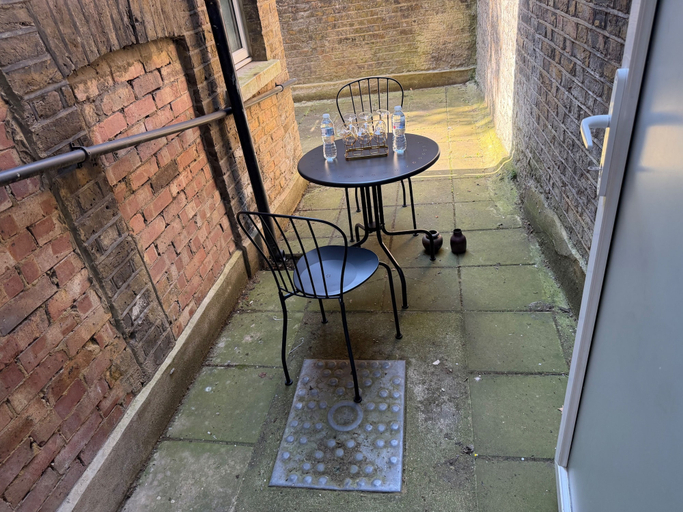 Outdoor dining, Apartment Sleeps 2 With Wifi, London