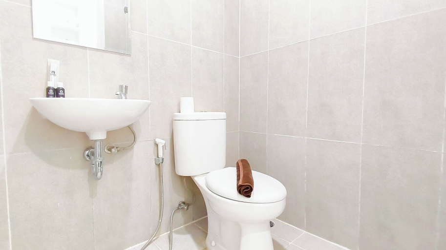 Bathroom 5, Clean And Comfortable Studio Room At Apartment Kyo Society, Surabaya