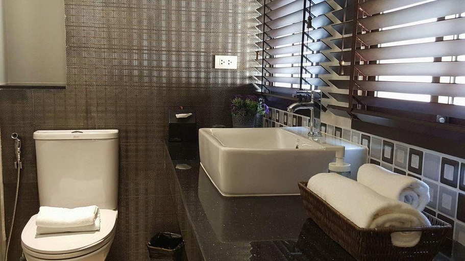Bathroom 4, The Star of Sathorn, Khlong San