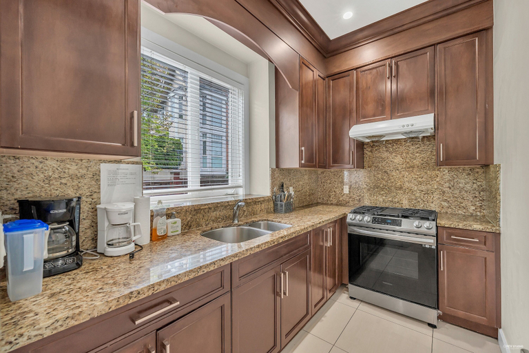 Private kitchen 4, Tranquil Oakridge Mall Area Ensuite Stay, Greater Vancouver