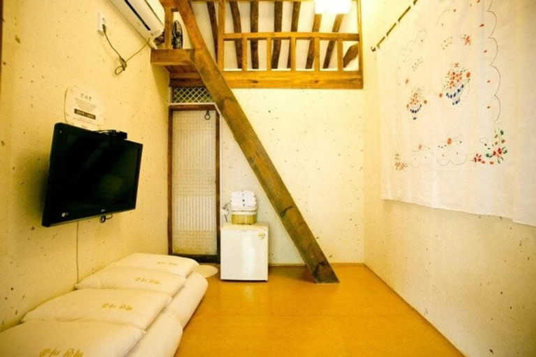 Bedroom 2, Jeonju Hanok Ihwa Gotaek Banchayougi Josik, Jeonju