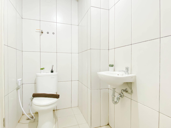 Bathroom 5, Studio Room at Grand Kamala Lagoon, Bekasi