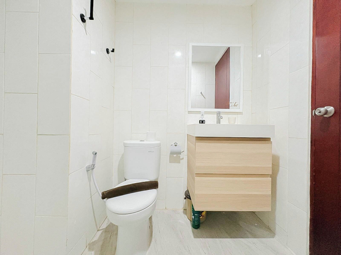 Bathroom 2, Classic Wooden Touch Studio Room At Apartment Mataram City, Sleman