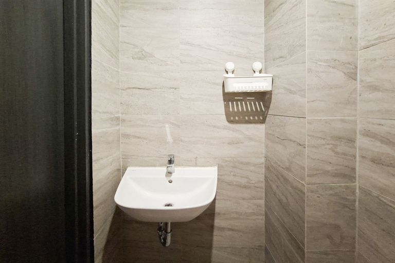Bathroom, Cozy Studio With Murphy Bed At Collins Boulevard Apartment, Tangerang