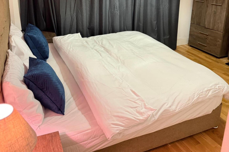 Room 3, London Luxury Self-catering Apt With Sleep 6, London