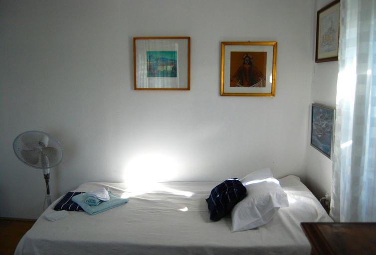 Bedroom 2, Detached house for 6 by the sea, private garden , Preko