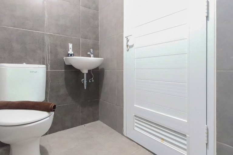 Bathroom 4, 1 Pax Casual Studio At Westown View Surabaya Apartment, Surabaya