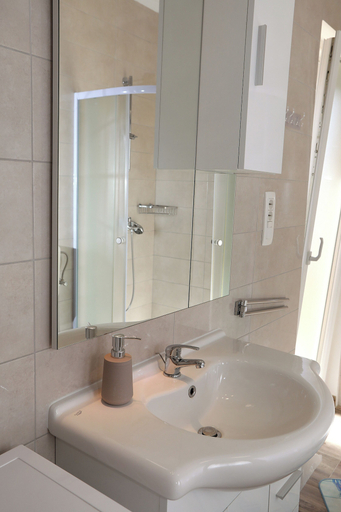Bathroom 2, Beautiful 2 bed Apartment, Okrug