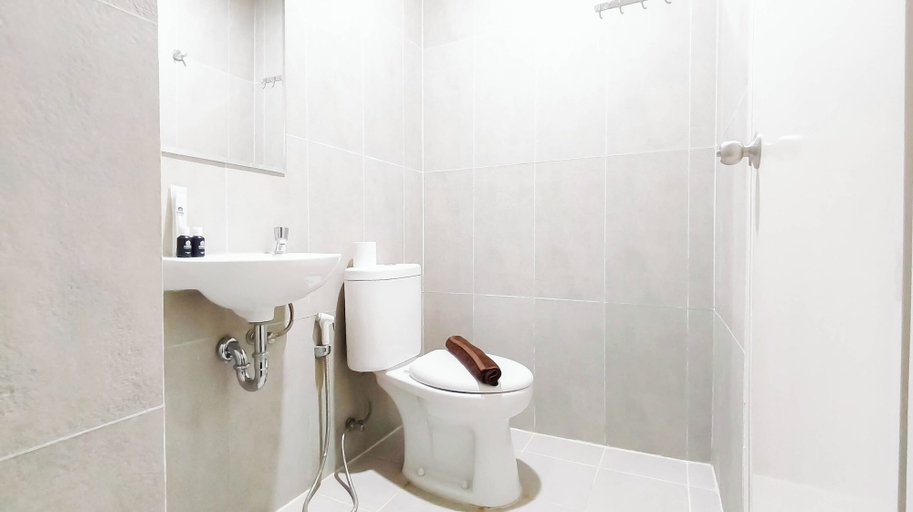 Interior 3, Clean And Comfortable Studio Room At Apartment Kyo Society, Surabaya